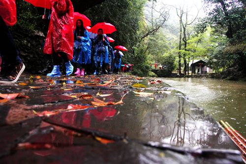 源头古村雨中行